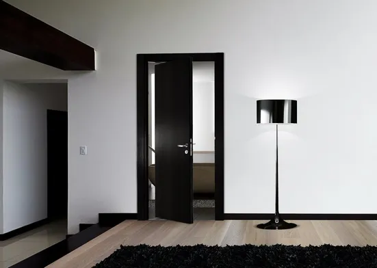 Комплект SWING для двери высотой 2400мм и шириной 565-915мм, цвет - черный, с доводчиком, в проем фото купить Саратов